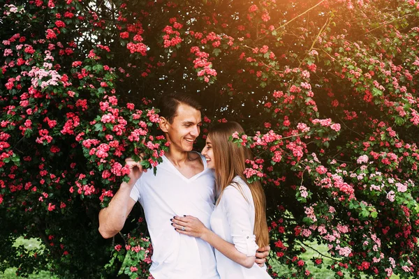 Молодая счастливая пара влюблена на открытом воздухе — стоковое фото