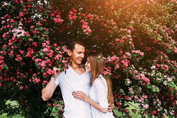 Jovem casal feliz no amor ao ar livre — Fotografia de Stock