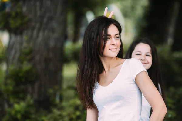 Moeder en dochter poseren in het park — Stockfoto