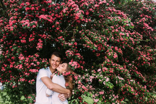 Jeune couple heureux amoureux en plein air — Photo