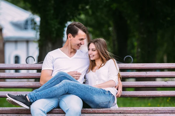 Muž a žena na lavičce v parku — Stock fotografie