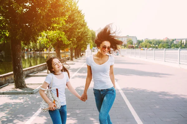 Madre e figlia nel parco — Foto Stock