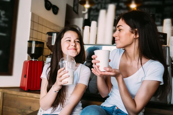 Mãe e filha bebem café expresso — Fotografia de Stock