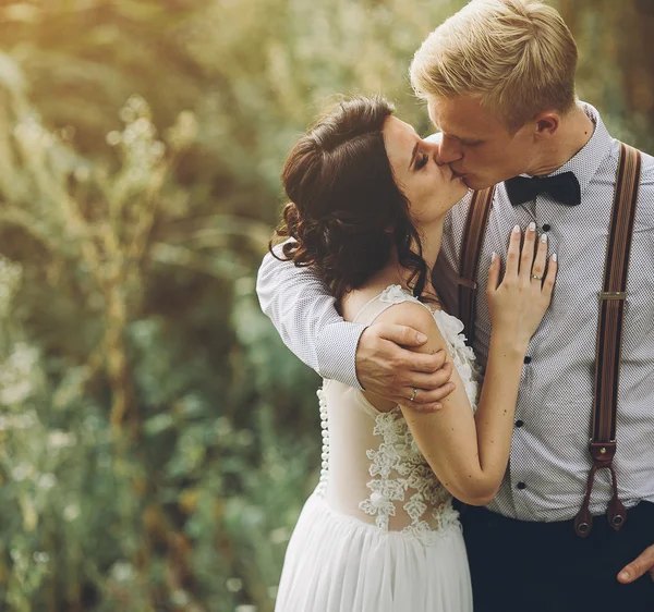 Novia y novio besándose — Foto de Stock