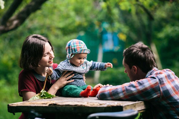 Familia joven con un niño en la naturaleza —  Fotos de Stock