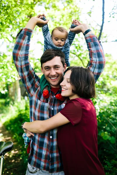 Giovane famiglia con un bambino sulla natura — Foto Stock