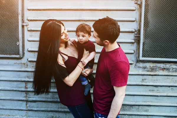 Famiglia giovane con un bambino — Foto Stock