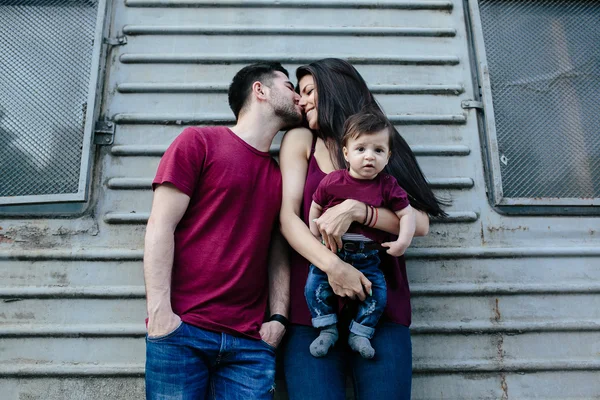Famiglia giovane con un bambino — Foto Stock
