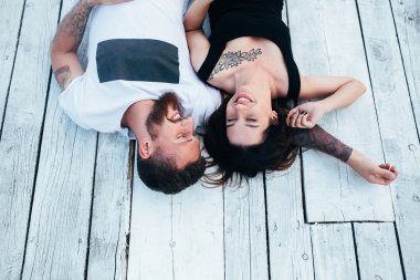 ahşap zemin üzerinde erkek ve kadın yalan