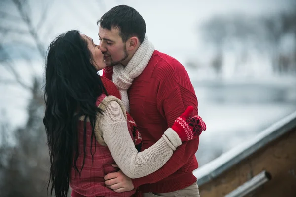 Hermosa joven pareja besándose en el parque — Foto de Stock