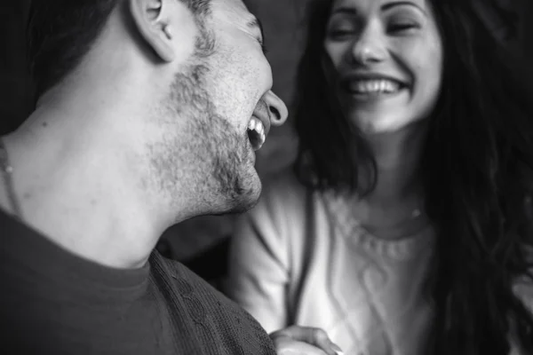 Jovem casal bonito no estúdio — Fotografia de Stock