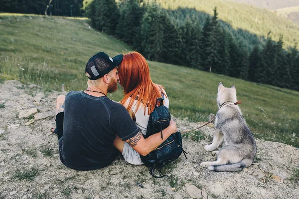 Photo d'un couple dans les montagnes — Photo