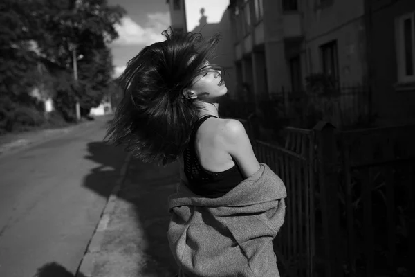 Jovem menina bonita posando na câmera — Fotografia de Stock