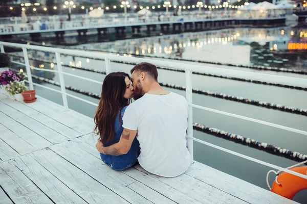 Casal beijando no cais — Fotografia de Stock