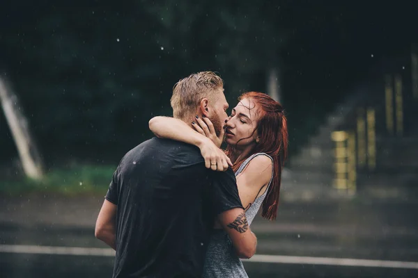 빗 속에서 키스 하는 아름 다운 커플 — 스톡 사진