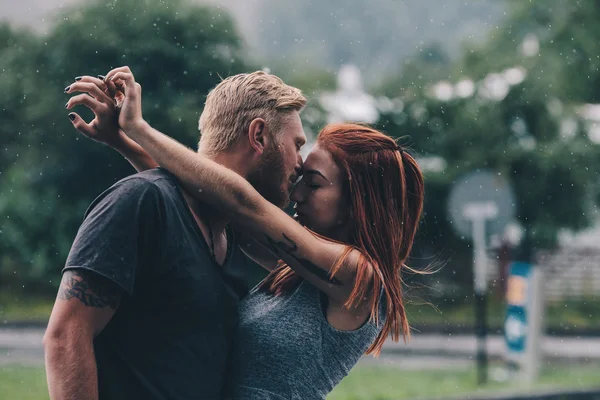 Bella coppia baci sotto la pioggia — Foto Stock