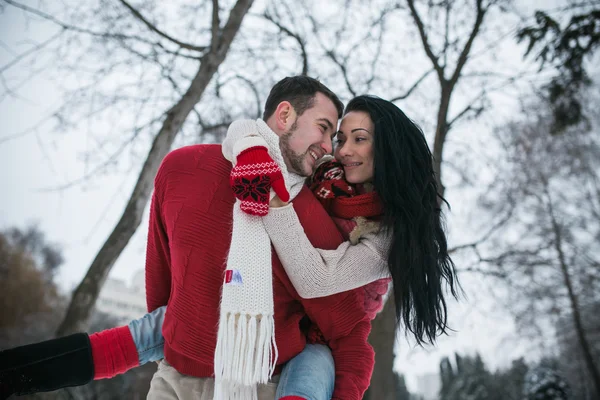 Férfi és nő birtoklás móka a hóval borított Park — Stock Fotó