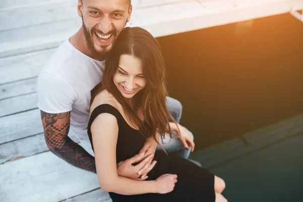 Pareja abrazándose en muelle —  Fotos de Stock