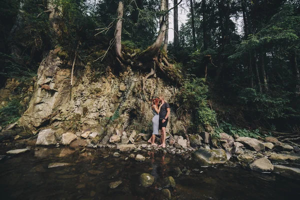 Belo casal no fundo da floresta — Fotografia de Stock