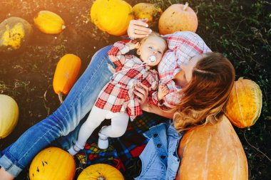 Anne ve kızı kabaklar arasında yalan