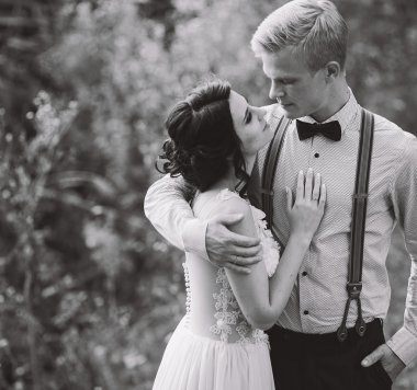 Yavaşça kucaklayan onun gelin damat