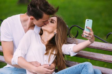 erkek ve kadın bir parkta selfie olun