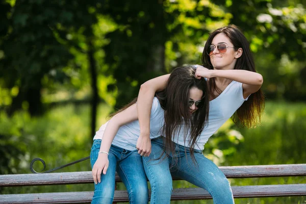 Mor och dotter i parken — Stockfoto