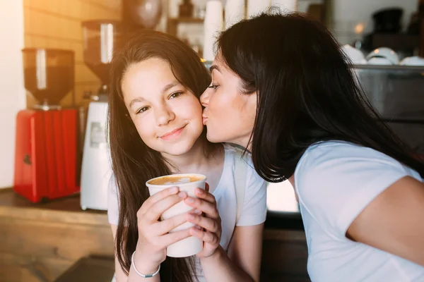 Мать и дочь пьют эспрессо — стоковое фото