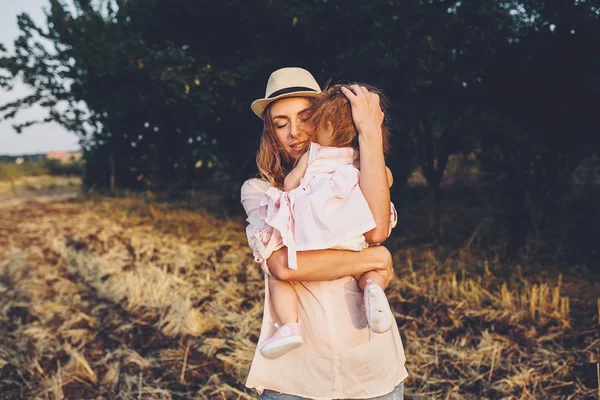 Mãe e filha juntas ao ar livre — Fotografia de Stock