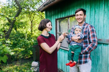 genç bir çocuk niteliğine ailesiyle