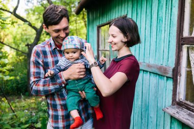 genç bir çocuk niteliğine ailesiyle