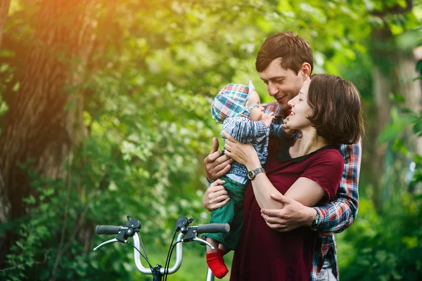 Ung familj med ett barn på natur — Stockfoto