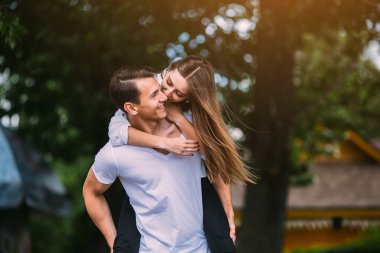 Genç Yetişkin esmer erkek ve kadın parkta