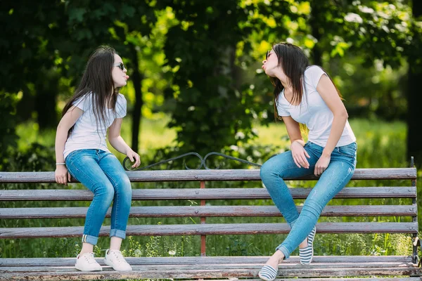 Madre e figlia nel parco — Foto Stock