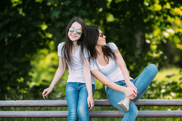 Mãe e filha no parque — Fotografia de Stock