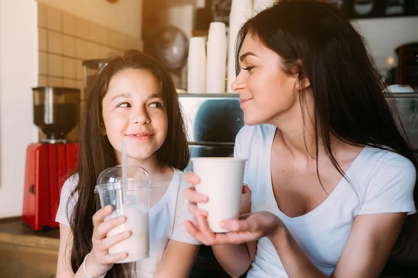 Mãe e filha bebem café expresso — Fotografia de Stock