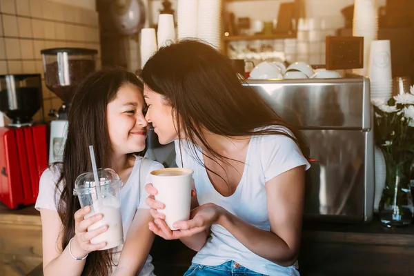 Matka a dcera pít espresso — Stock fotografie