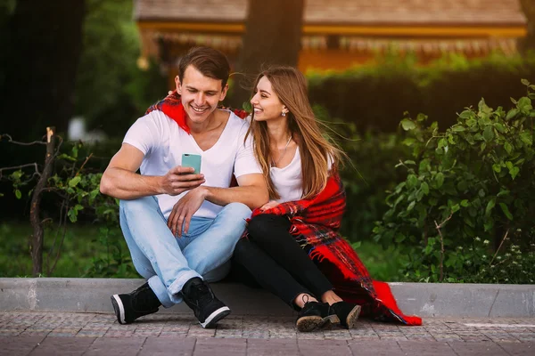 Bela jovem casal relaxante no parque — Fotografia de Stock