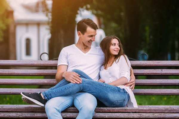 Man en vrouw op een bankje in het park — Stockfoto