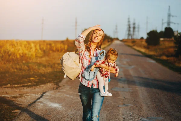 Mor och dotter på en åker med pumpor — Stockfoto