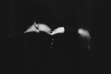 Gelin ve damat ışıkla aydınlatılmış