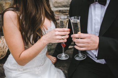 Güzel düğün çifti şampanya içmek