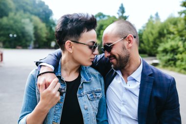 Kadın ve erkek birbirlerine bakıyorlar.