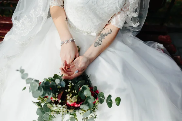 Νύφη κρατώντας γαμήλιο μπουκέτο — Φωτογραφία Αρχείου