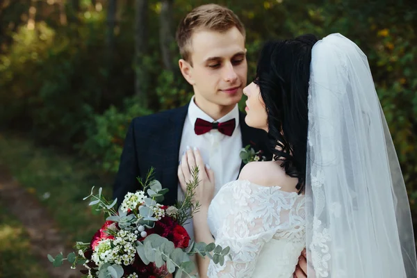 Casal de noivas perto um do outro — Fotografia de Stock