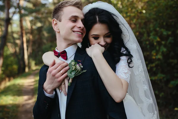 Brautpaar dicht beieinander — Stockfoto