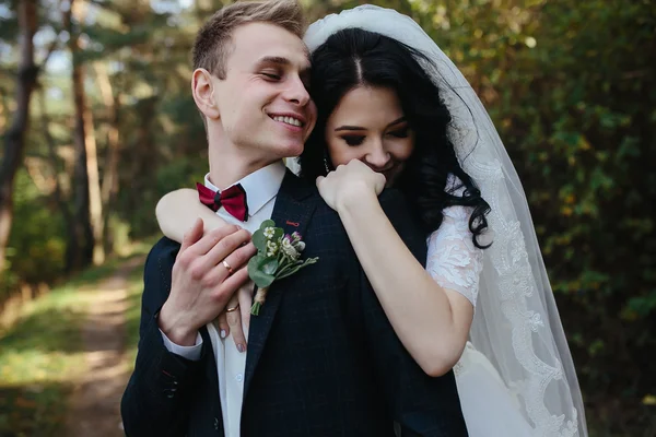 Casal de noivas perto um do outro — Fotografia de Stock