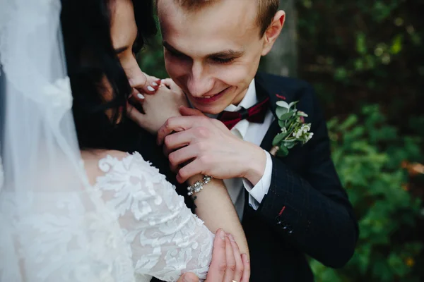 Brautpaar dicht beieinander — Stockfoto