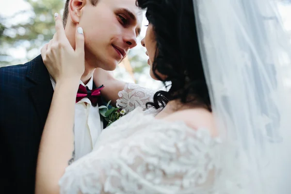 Casal de noivas perto um do outro — Fotografia de Stock