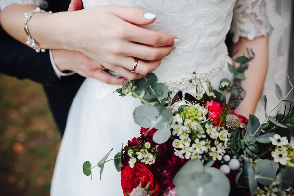 Noiva segurando buquê de casamento — Fotografia de Stock